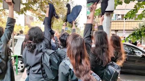 ۱۲ درصد از معترضان بازداشت شده دانش آموز بوده‌اند و به این ترتیب حدود ۲۵۰۰ دانش آموز بازداشت شده‌اند