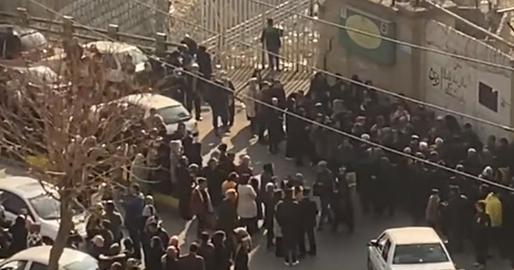خانواده معترضان بازداشتی مقابل زندان اوین تجمع کردند