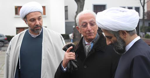 مجید سمیعی در مرکز اسلامی هامبورگ در کنار منصوبان علی خامنه‌ای