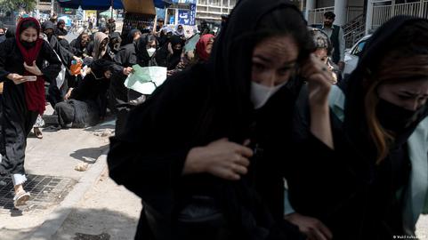 طالبان با شلیک هوایی مانع تجمع زنان حامی مردم ایران شد