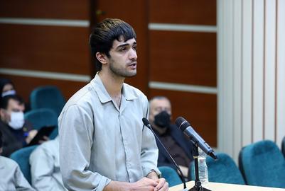 پدر محمدمهدی کرمی یکی از متهمان محکوم به اعدام در پرونده روح‌الله عجمیان در کرج پیشتر در گفتگو با اعتماد تایید کرده بود که وکیل تسخیری فرزندش حتی پاسخ تلفن‌های خانواده را هم نمی‌دهد.