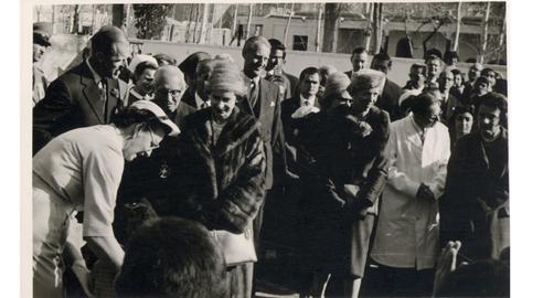 دیدار ملکه الیزابت دوم و محمد رضا شاه پهلوی از مدرسه کودکان نابینا، اصفهان، مارس ۱۹۶۱