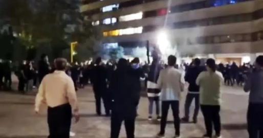 "الموت لجمهورية الإعدامات" احتجاجات ليلية تهز طهران ومدن إيرانية أخرى