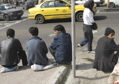 مرکر آمار ایران در آخرین گزارش اقتصادی منتشر شده خود نوشته است که بیش از ۷۰ درصد بیکاران در ایران را گروه سنی جوان ۱۸ تا ۳۵ سال تشکیل می‌دهند.