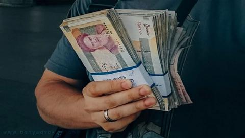 قانون اعطای «فوق‌العاده خاص به کارکنان دولت» که برای گروه‌های شغلی مختلف دولتی، افزایش حقوق به‌همراه دارد، برای اجرا به دولت ابلاغ شده است.