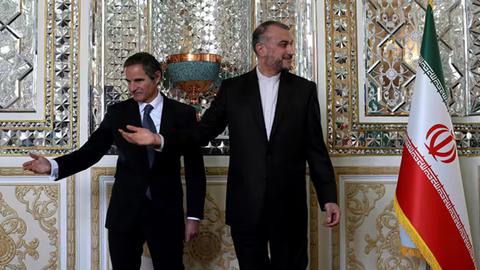 حسین امیرعبداللهیان وزیر خارجه جمهوری اسلامی ایران و رافائل گروسی مدیرکل آژانس بین المللی انرژی اتمی پس از جلسه‌ای در تهران