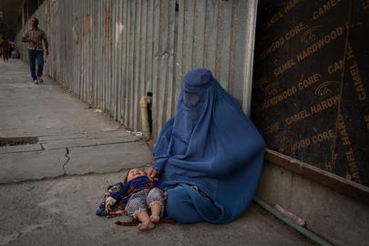 حضور زنان برای کار و حضور در اجتماع به شدت محدود شده و زنان ملزم به رعایت حجاب با استانداردهای طالبان شده‌اند. عکس: ایران وایر