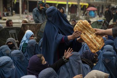 معاش روزنامه‌نگاران فرزندان گرسنه‌شان را سیر نمی‌کند. عکس: ایران وایر