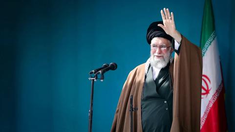 علی خامنه‌ای هم در سخنرانی روز عید فطر و هم پیش از این در پیام تسلیتی که برای کشته شدن دوتن از فرماندهان ارشد سپاه قدس در حمله منتسب به اسراییل بر «تنبه کردن» اسراییل تاکید کرده بود.