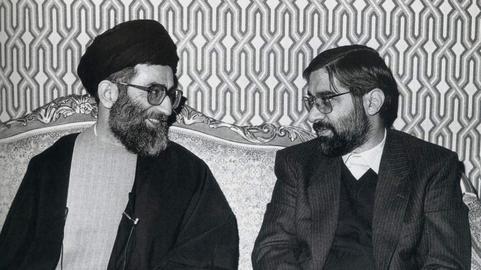 میرحسین موسوی یکی از رهبران جنبش سبز که بیش از یک دهه قبل در خانه محصور شد  درباره «جانشینی موروثی رهبری» در ایران هشدار داده است.