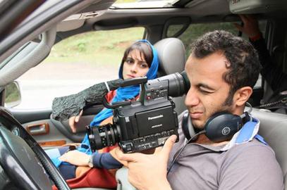 علی احمدزاده و پگاه آهنگرانی در صحنه‌ای از فیلم مادر قلب اتمی