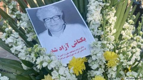 از جمله زندانیان بیمار که در زندان‌های ایران می‌توان به مرگ بکتاش آبتین شاعر منتقد جمهوری اسلامی اشاره کرد.