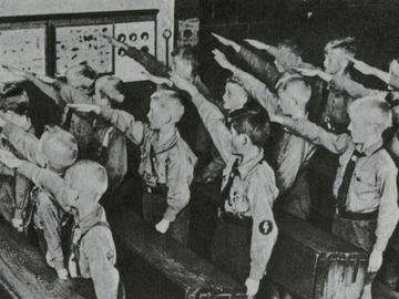 «جوانان هیتلری» و «اتحادیه‌ دختران آلمانی» به‌منظور تلقین همین عقاید به نوجوانان و جوانان تأسیس شدند. در نهایت، در سال ۱۹۳۶، عضویت در این سازمان‌ها برای دختران و پسران آلمانیِ بین ۱۰ تا ۱۷ سال اجباری شد.
