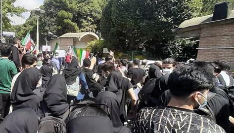 در سیزدهمین روز از اعتراضات شهروندان در خیابان علیه حکومت جمهوری اسلامی اساتید دانشگاه‌ها ضمن صدور بیانیه‌ای ضمن محکومیت بازداشت دانشجویان و خواستار آزادی هرچه سریع‌تر آن‌ها شدند.