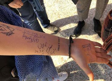 حضور روزنامه‌نگاران مقابل زندان قرچک در همراهی با خانواده‌های روزنامه‌نگاران دربند