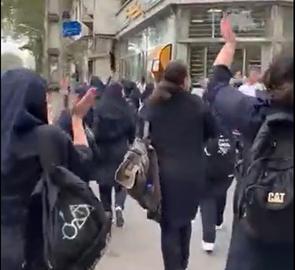 بیستمین روز اعتراضات در ایران؛ دانش‌آموزان دختر همچنان در خیابان‌ها