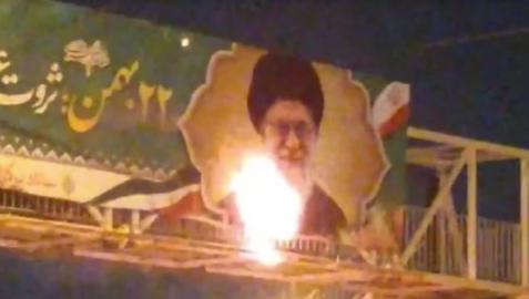Iranian Protesters Burn Islamic Republic Billboards During Overnight Rallies