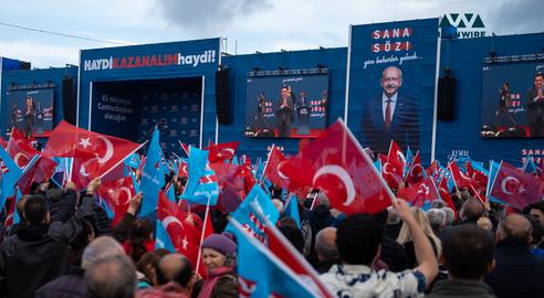 جمعیت حاضر در سخنرانی کمال قلیچدار اوغلو،‌ مهمترین رقیب اردوغان در انتخاب ریاست جمهوری ترکیه ۲۰۲۳. عکس اختصاصی از ایران‌وایر
