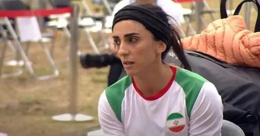 وزير إيراني يزعم أن مواطنته خلعت الحجاب في بطولة دولية عن طريق الخطأ