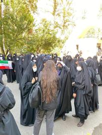 برهنه بودن تمام یا بخشی از موی سر یا هر بخش دیگری از بدن به‌جز صورت و کف دو دست، مصداق بی‌حجابی است. زنانی که جز این دو قسمت از بدنشان، پوشیده نباشد، متهم به ارتکاب جرم بی‌حجابی هستند