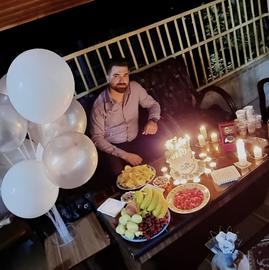 پسرخاله مجید هاشمی در در توییتی نوشت: «شب گذشته با خانواده تماس گرفتند و گفتند حق ندارید برای تولد مجید به مزار او بروید. بعد هم نیمه شب، مامورهایشان به قبرستان رفته و مزار مجید را آتش زدند.»