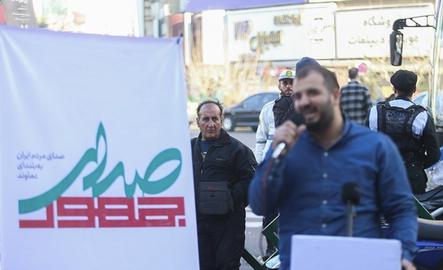 همزمان رادیو فردا به نقل از شاهدان عینی نوشته است که یک زن جوان مخالف شرکت در انتخابات در جریان برگزاری «تریبون آزاد» در چهارراه ولیعصر توسط مأموران امنیتی بازداشت شده است.