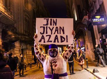 پارێزگای ئامەد لە بڕیارێکی جەنجاڵیدا دروشمی "ژن، ژیان، ئازادی" قەدەغە کرد