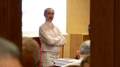 حمید نوری از سوی دادستانی سوئد متهم شده بود که با اعدام زندانیان هوادار «سازمان مجاهدین خلق» که بنابر کیفرخواست، از سوی «صدام حسین»، رهبر پیشین عراق در زمان جنگ با ایران حمایت می‌شدند، «جنایت جنگی» مرتکب شده و با اعدام گسترده سایر زندانیان سیاسی چپ‌گرا، «قتل عمد» انجام داده است.