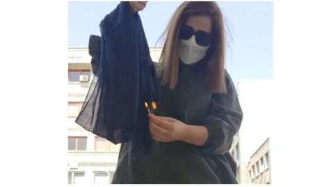 Las mujeres se quitan los pañuelos de la cabeza en protesta contra el primer 'Día de la castidad' nacional de Irán