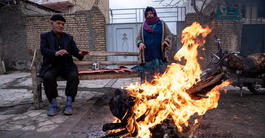 مردم شهر خوی برای چندمین شب پس از زمین‌لرزه شامگاه شنبه ۸ بهمن ۱۴۰۱ در هوای به‌شدت سرد در اماکن روباز به‌سر می‌برند. عکس از ایران‌وایر