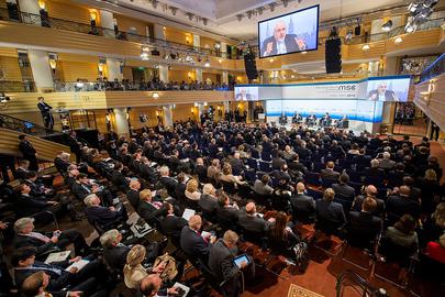 دولت آلمان به عنوان برگزارکننده پنجاه و نهمین دوره کنفرانس سالانه امنیتی مونیخ، سران بیش از چهل کشور و نود هیات نمایندگی کشورها را به این کنفرانس که مهمترین کنفرانس امنیتی در جهان تلقی می‌شود، دعوت کرده است. با این وجود دولت‌های ایران و روسیه به نشست دعوت نشده‌اند.