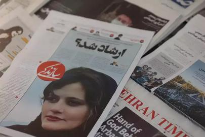 Un periódico iraní con una foto de portada de Mahsa Amini, cuya muerte bajo custodia policial en septiembre del año pasado provocó meses de protestas en todo el país (Majid Asgaripour/West Asia News Agency)