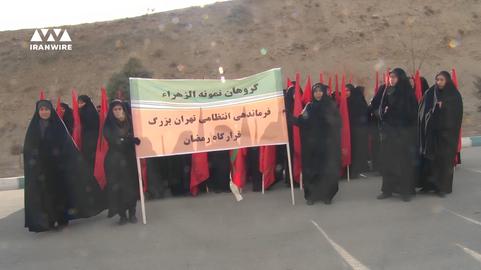 در بخشی از ویدیو، تصویر روی «گروهان نسوان خواهران کوثر» می‌رود که پرچم به دست گوشه‌ای ایستاده‌اند
