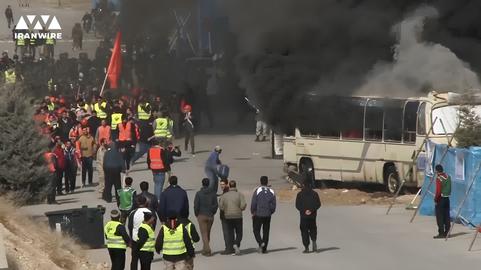پیاده‌نظام‌ها هم رژه می‌روند، باتوم بر سپر می‌کوبند و معترضان را به قول فرماندهان در این ویدیو، «پاک‌سازی» می‌کنند