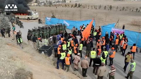 گروهی را با پوشش‌های نارنجی به عنوان «معترض» به میدان آورده‌اند و گروهی از «ناجا» (پیش از تبدیل به فراجا)، سپاه پاسداران انقلاب اسلامی و نهادهای امنیتی استراتژی سرکوب می‌دهند