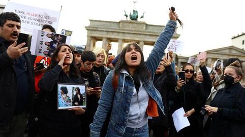 آن‌ها در تجمعات مختلف در سراسر ایران و جهان به نشانه اعتراض به مرگ مهسا ژینا، موهای خود را با قیچی بریدند