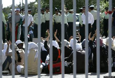 کمپین روسری سفیدها و تلاش برای ورود به ورزشگاه آزادی در سال ۲۰۰۵