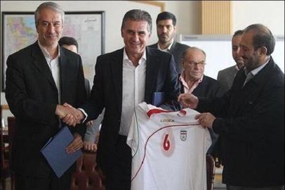 کارلوس کی‌روش در دفتر علی سعیدلو رئیس وقت سازمان تربیت بدنی قرارداد خود را با فدراسیون فوتبال ایران امضا کرد
