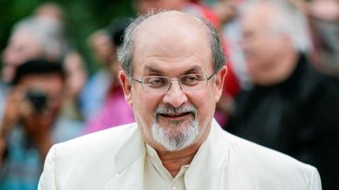 سلمان رشدی روز جمعه ۲۱ مرداد در در شهری در غرب ایالت نیویورک آمریکا مورد حمله «هادی مطر» ۲۴ ساله قرار گرفت.