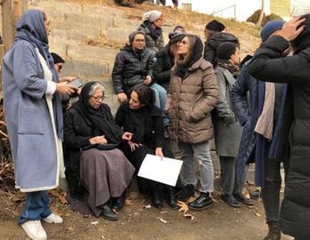 شماری از سینماگران امروز ۲۸ آذر ۱۴۰۱ برای دومین روز برای پیگیری وضعیت ترانه علیدوستی در مقابل زندان اوین تحصن کردند.