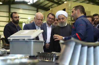 ایوب انتظاری در مراسم افتتاحیه توربین‌سازی شرکت توربین‌های صنعتی غدیر یزد با حضور حسن روحانی حضور داشت.
