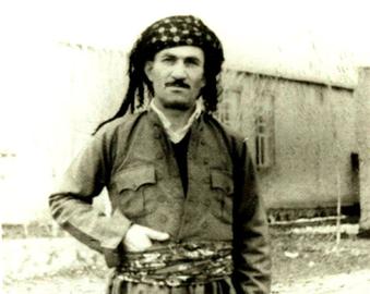 «حسن زیرک»، خواننده اهل سنت و پرآوازه ترانه‌های کردی و معروف به بلبل کردستان در ۸ آذر ۱۳۰۰ خورشیدی در بوکان به دنیا آمده ‌است.