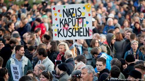 نگرانی شهروندان اتریشی از بازگشت تفکر «نازیسم» در سال ۲۰۱۸ با روی کار آمدن «هاینس کریستین اشتراخه»، رهبر «حزب آزادی» اتریش. گزارش شده بود بیش از ۱۸۰۰ مامور پلیس امنیت جانی معترضان را در روز راهپیمایی تامین می‌کردند