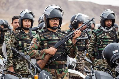 سپاه پاسداران در دو استان خوزستان و اصفهان مانور گردان‌های امنیتی بسیج برگزار کرده است.