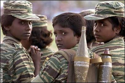 ببر‌های آزادی‌خواه «تامیل» در سریلانکا هم سابقه سیاهی در این زمینه دارند، به طوری که با استخدام بیش از شش هزار کودک، مقاصد نظامی و سیاسی خود را پیش برده‌اند.