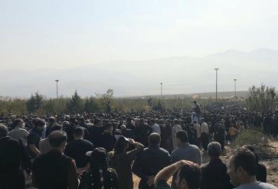 Angry Mourners Gather At Amini’s Grave, Defying Heightened Security