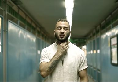 «توماج صالحی»، خواننده رپ اعتراضی که به تازگی با قرار وثیقه از زندان آزاد شده بود، به دست شماری از مأموران لباس‌شخصی مسلح در شهر بابل با خشونت مجددا بازداشت شده است.