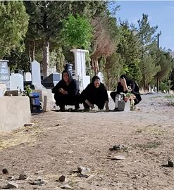 عزاداری مادر رضا رسایی در چهلمین روز پس از اعدام فرزندش