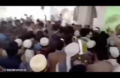 تصویری از لحظه بیرون کردن انور ریگی، فردی که گفته می‌شود دستگاه های امنیتی به‌جای مولوی میربلوچ‌زهی منصوب کرده‌اند، از مسجد