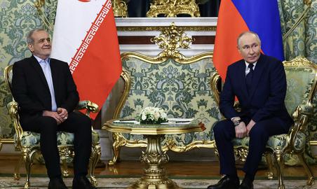 Vladimir Putin se reúne en Moscú con el presidente iraní Masoud Pezeshkian